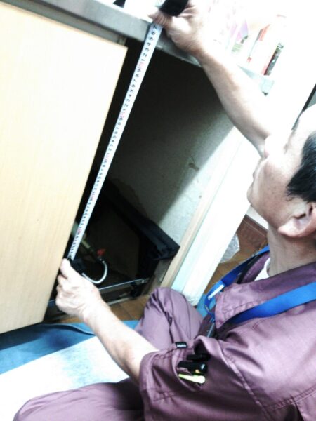 サイズを確認しながら作業